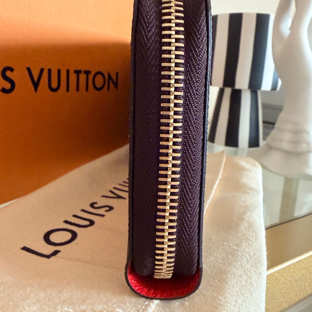 Louis Vuitton Zippy Wallet - Picture 7 of 8